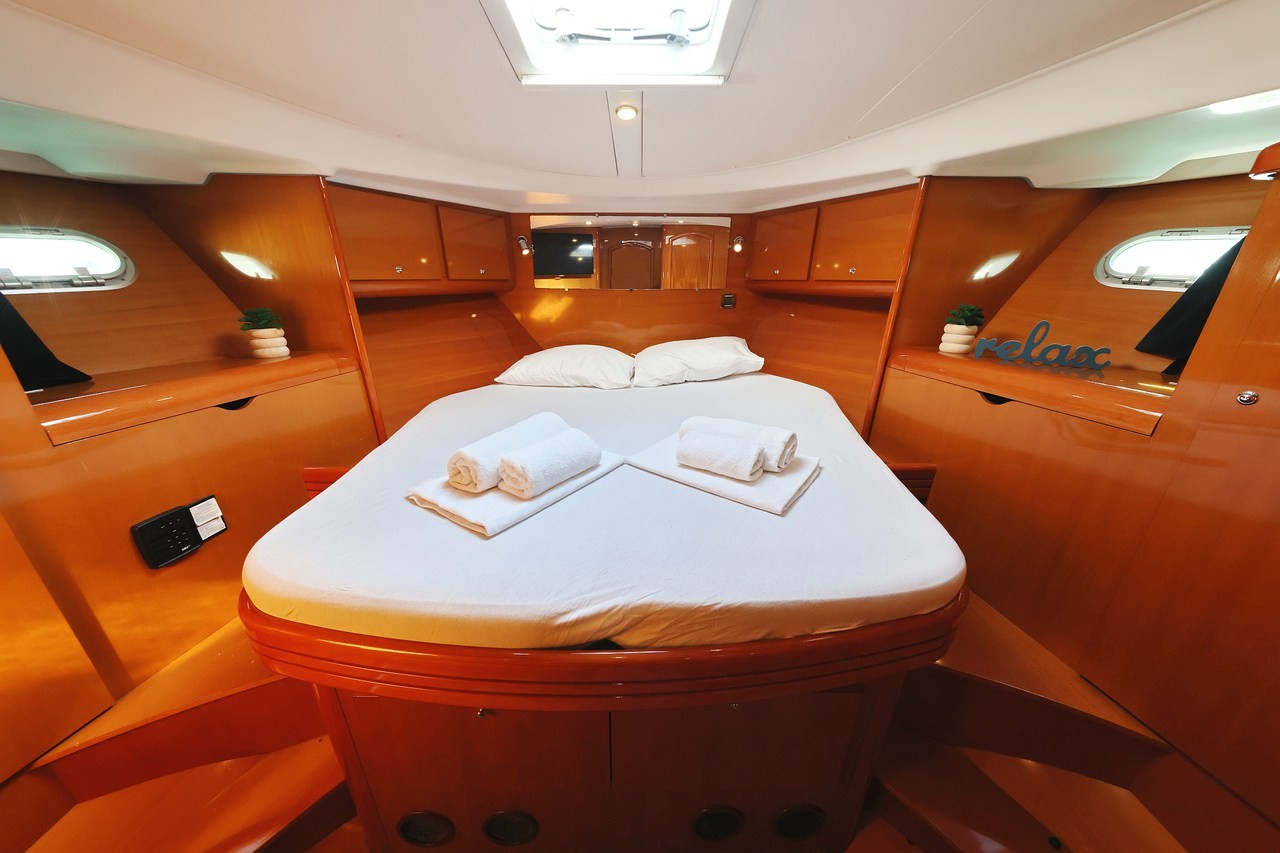 Antares 13,80, Katana | Yacht Charter Croatia