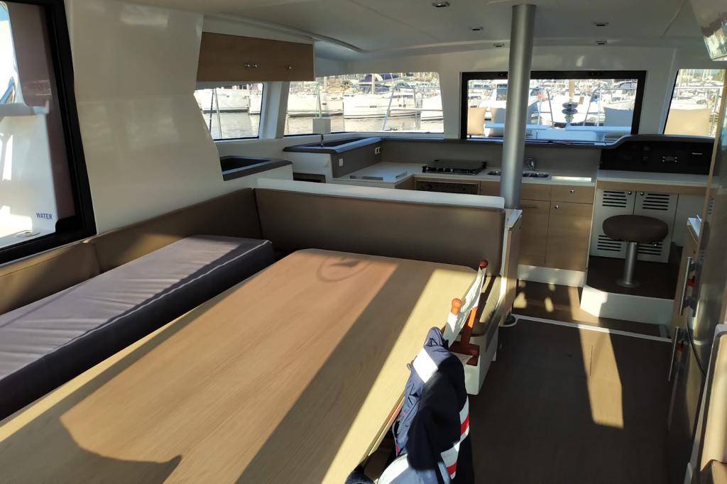 Bali 4.1, Testa | Yacht Charter Croatia