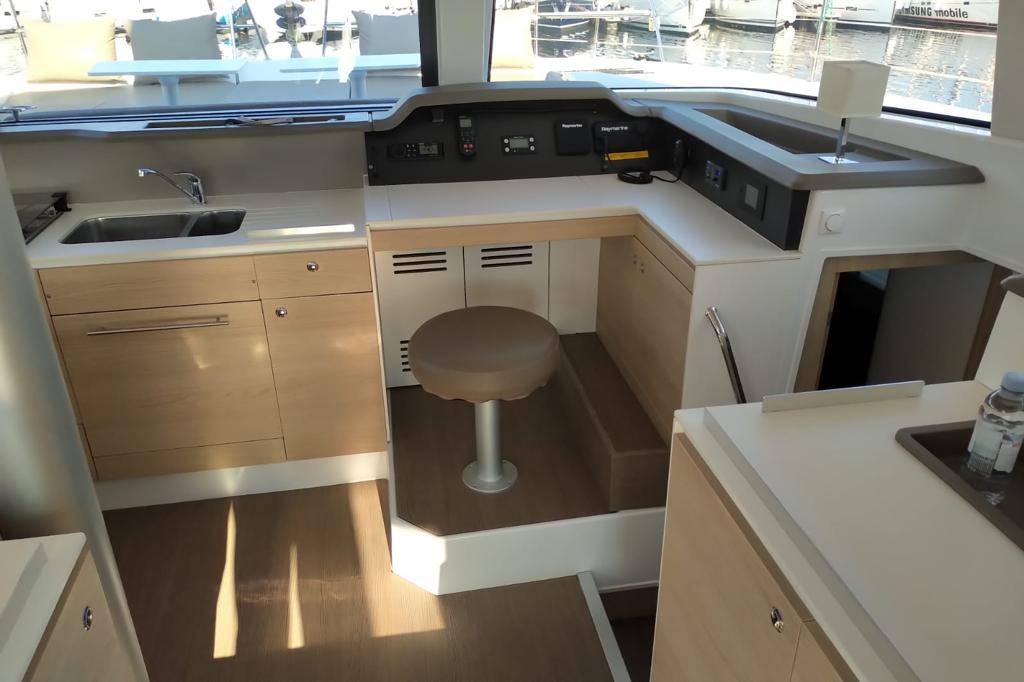 Bali 4.1, Testa | Yacht Charter Croatia