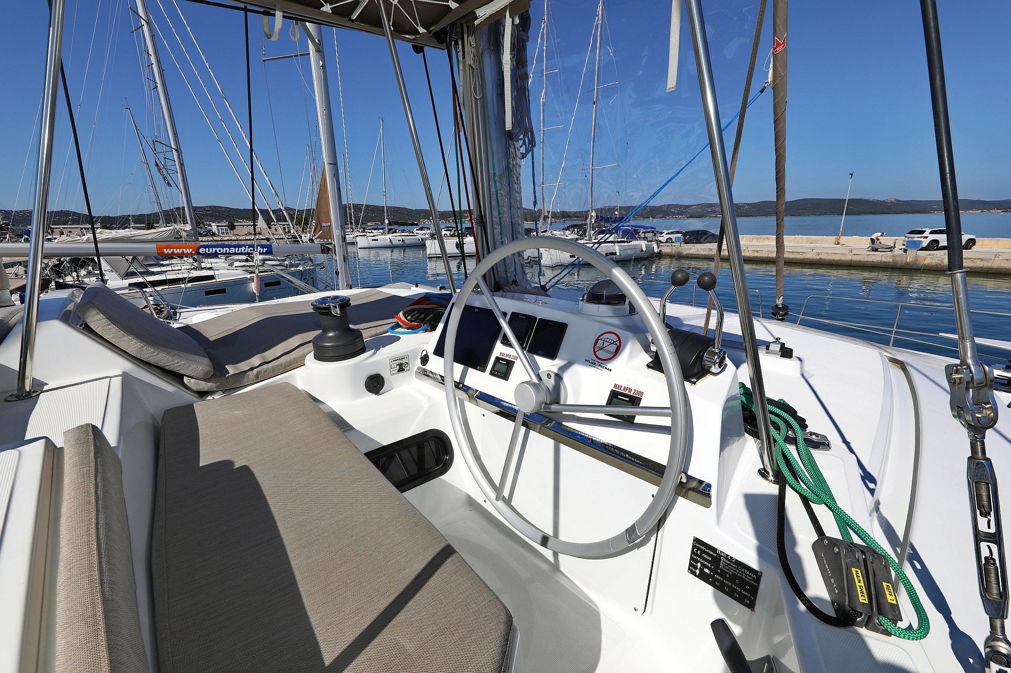 Bali 4.2, Altair | Noleggio di Yacht Croazia