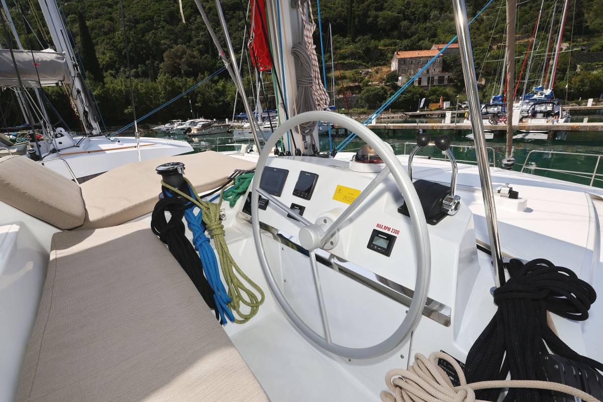 Bali 4.2, Aglaia | Yacht Charter Croatia