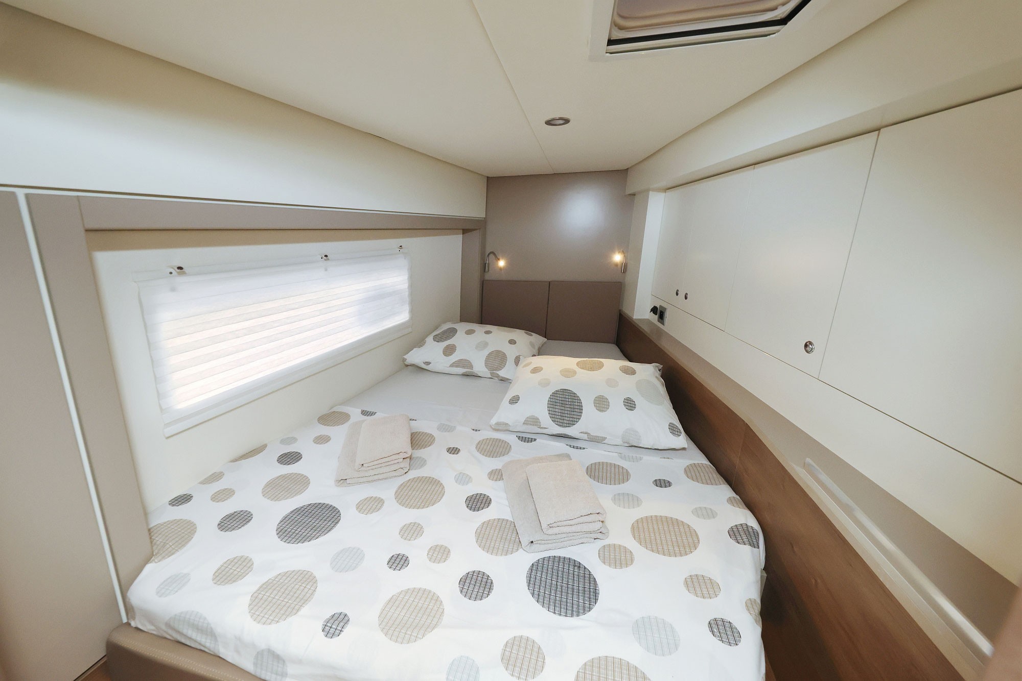 Bali 4.2, Bellatrix | Yacht Charter Croatia