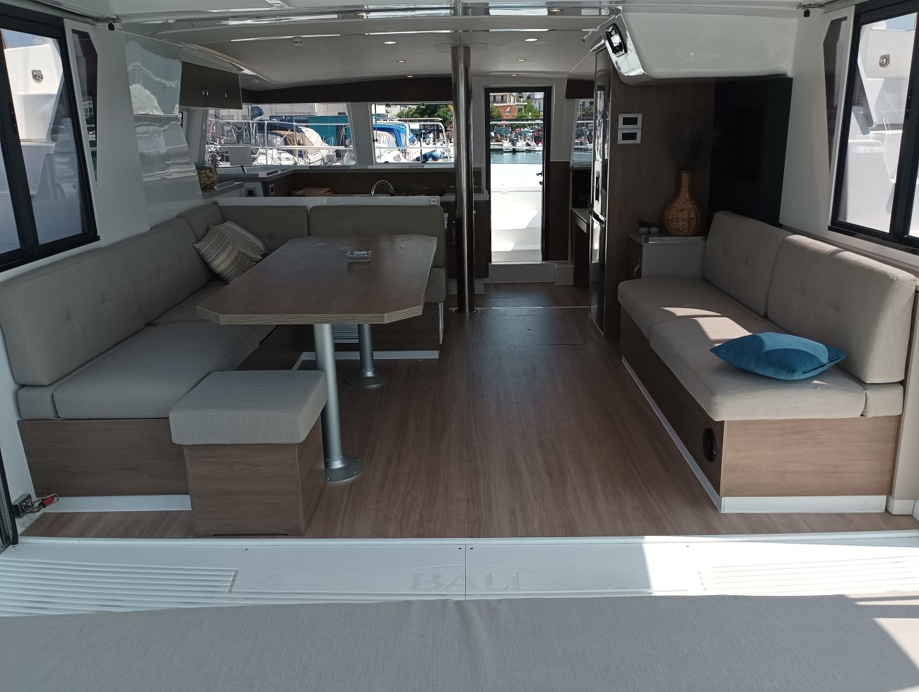Bali 4.2, Mirjana | Yacht Charter Croatia