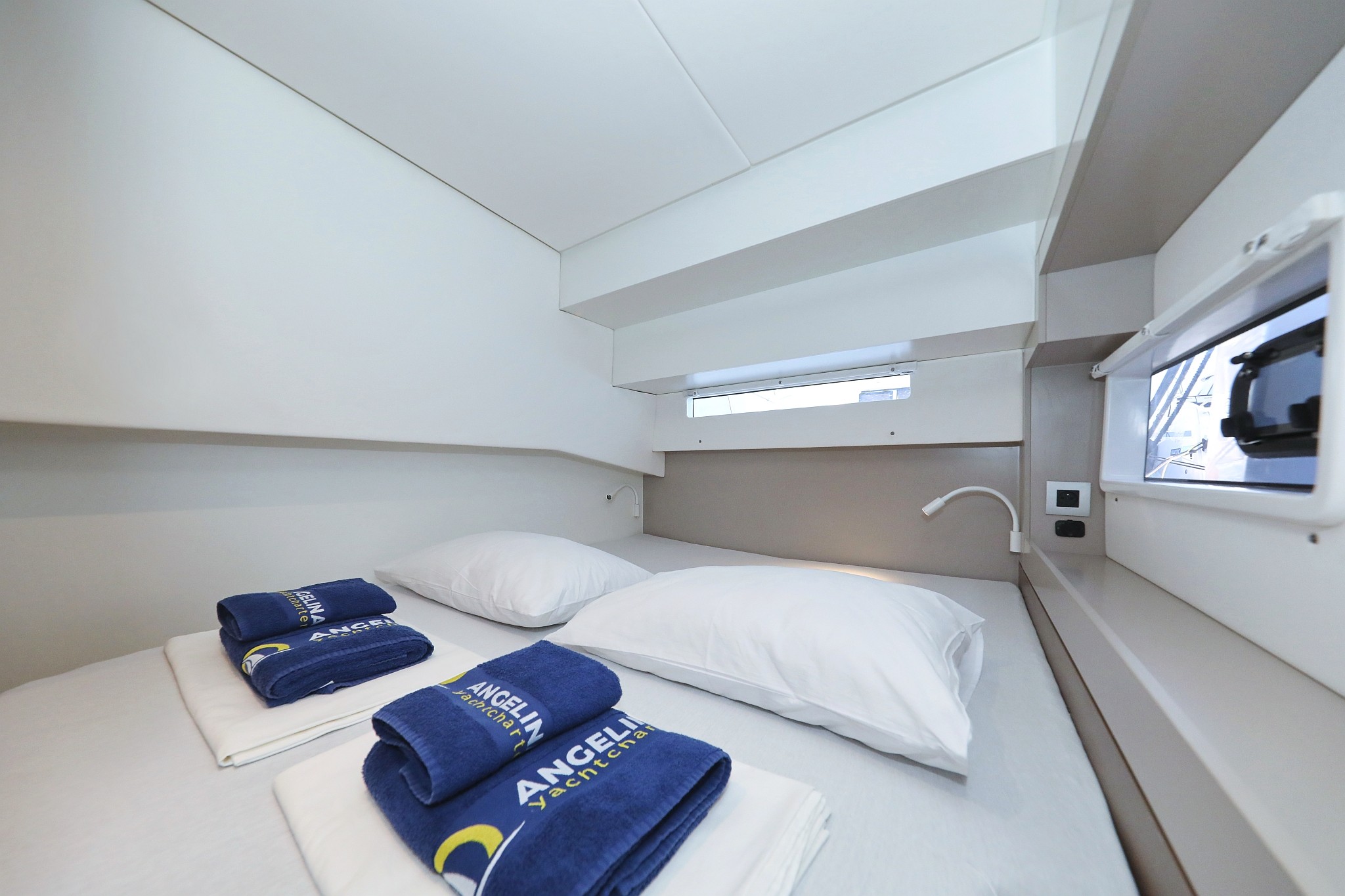 Bali 4.2, Open Office | Yacht Charter Croatia