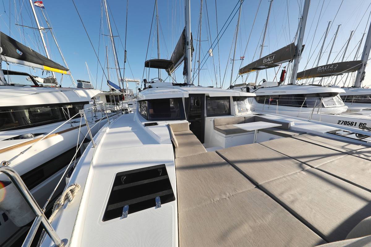 Bali 4.2, Aurora | Yacht Charter Croatia