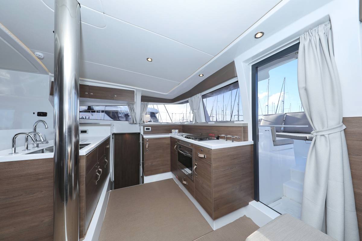 Bali 4.2, Aurora | Yacht Charter Croatia