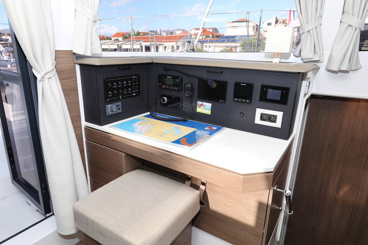 Bali 4.2, Aurora | Yacht Charter Croatia