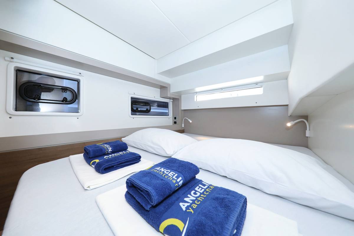 Bali 4.2, Aurora | Yacht Charter Croatia