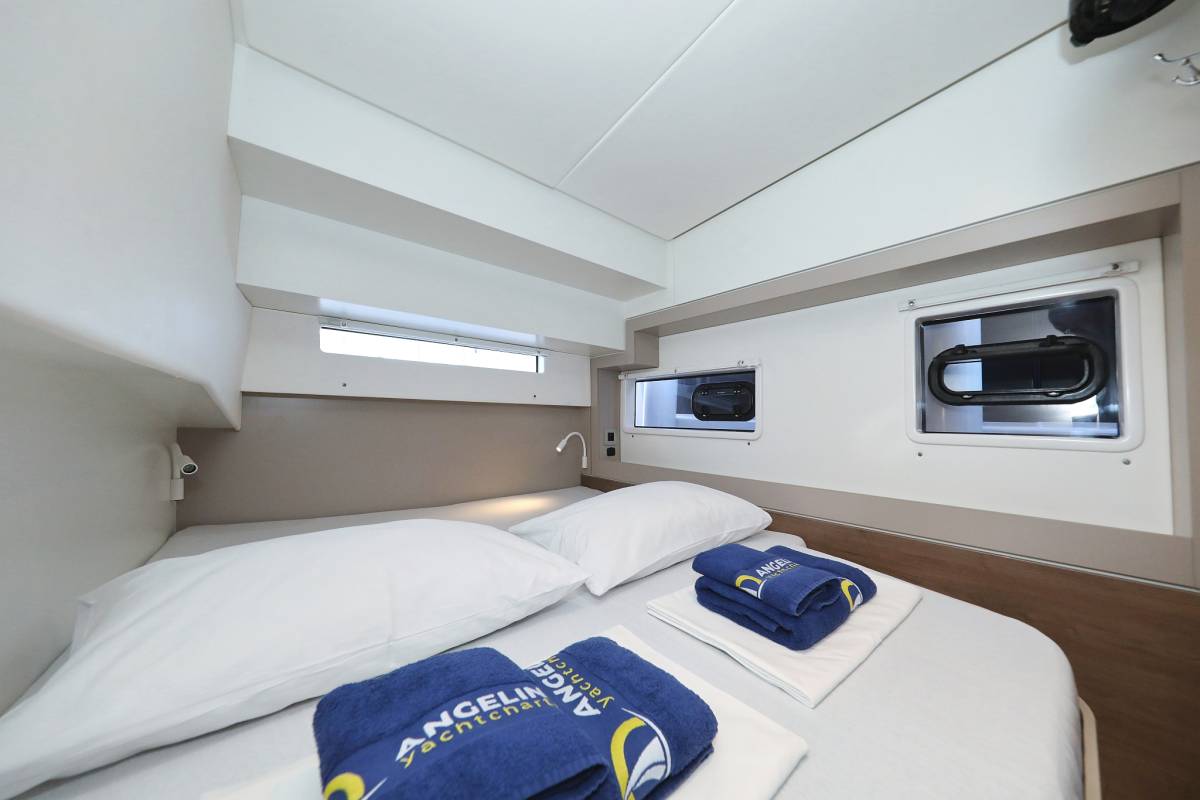 Bali 4.2, Aurora | Yacht Charter Croatia