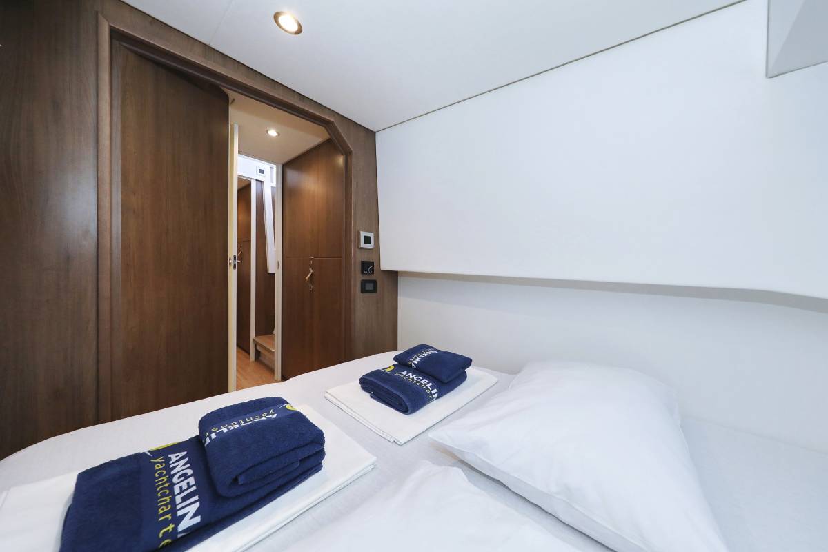 Bali 4.2, Aurora | Yacht Charter Croatia