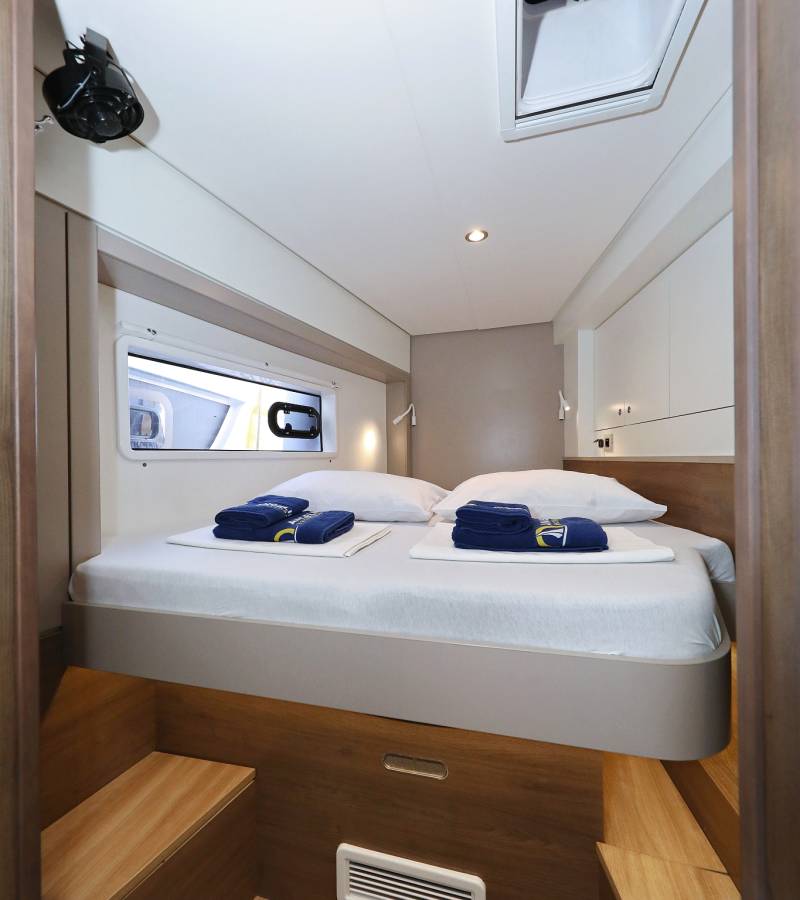 Bali 4.2, Aurora | Yacht Charter Croatia