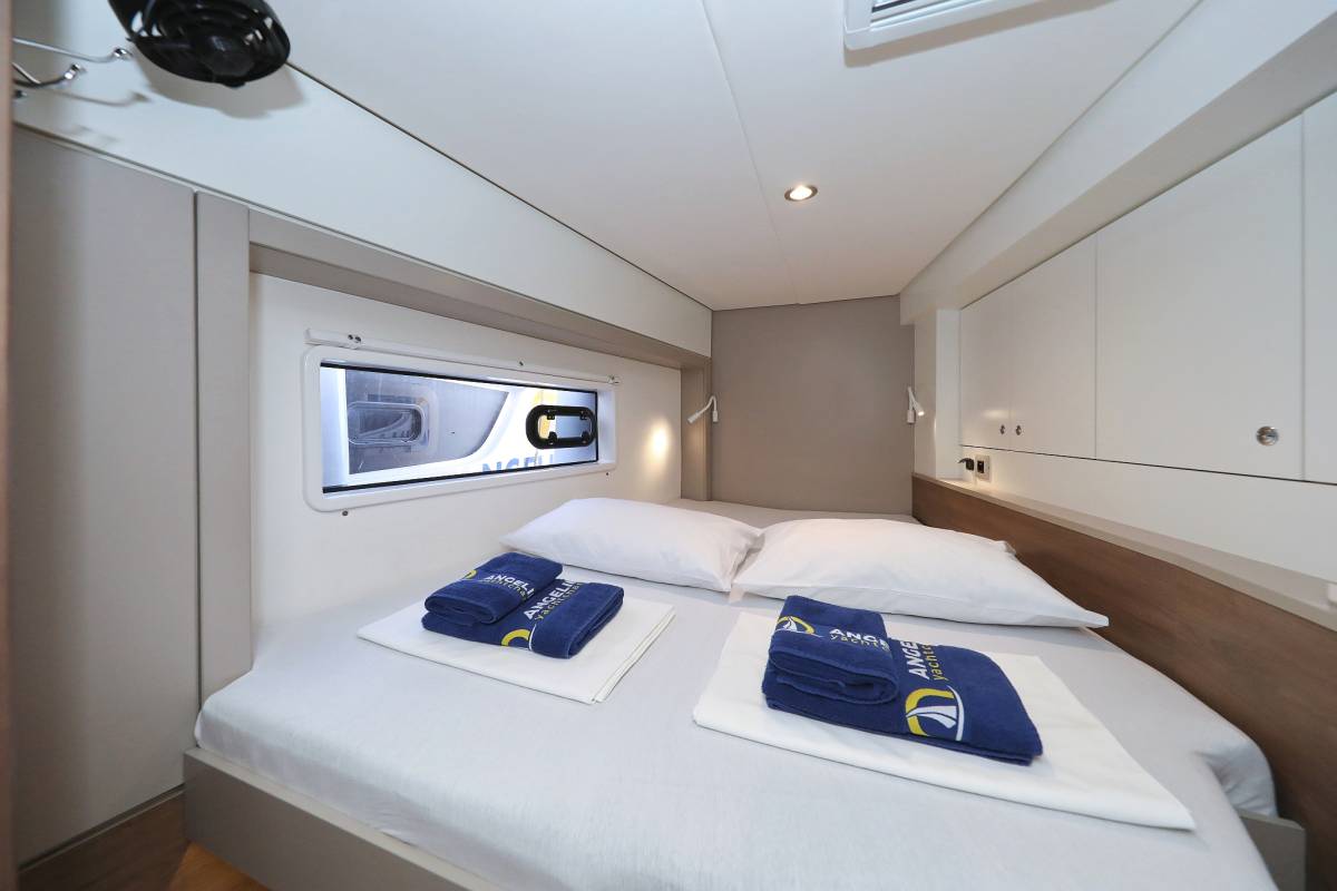 Bali 4.2, Aurora | Yacht Charter Croatia