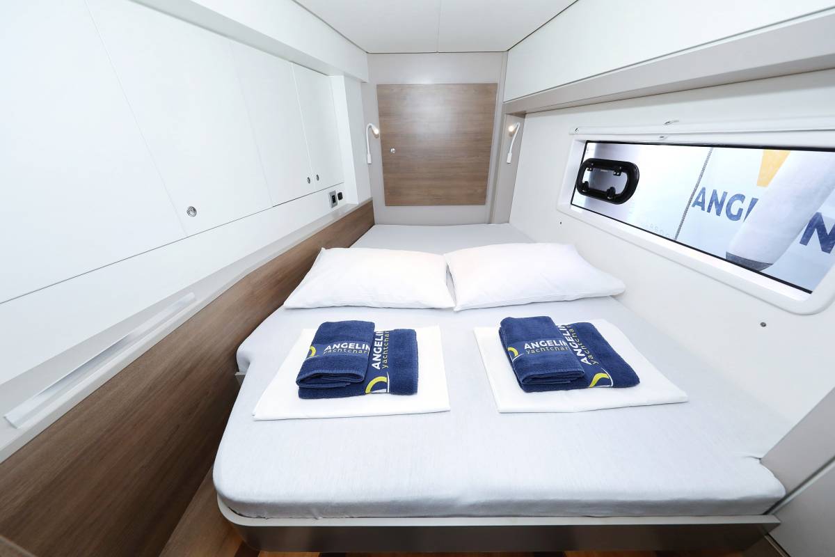 Bali 4.2, Aurora | Yacht Charter Croatia
