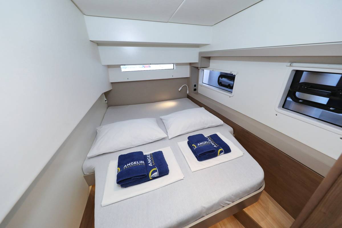 Bali 4.2, Aurora | Yacht Charter Croatia