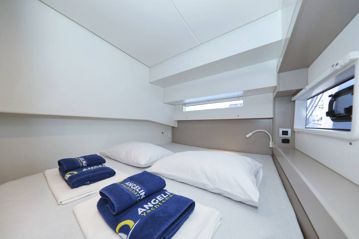 Bali 4.2, Aurora | Yacht Charter Croatia