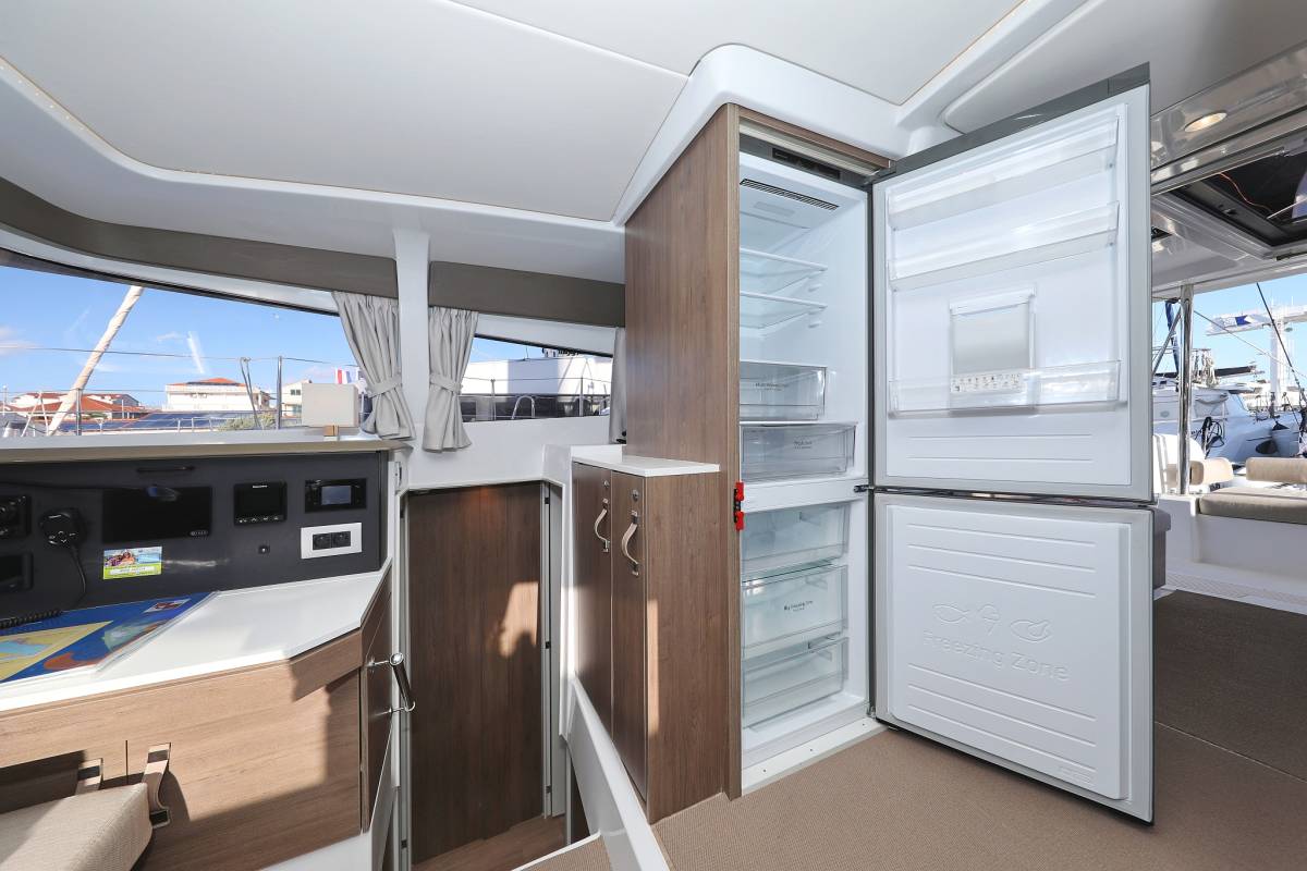 Bali 4.2, Aurora | Yacht Charter Croatia