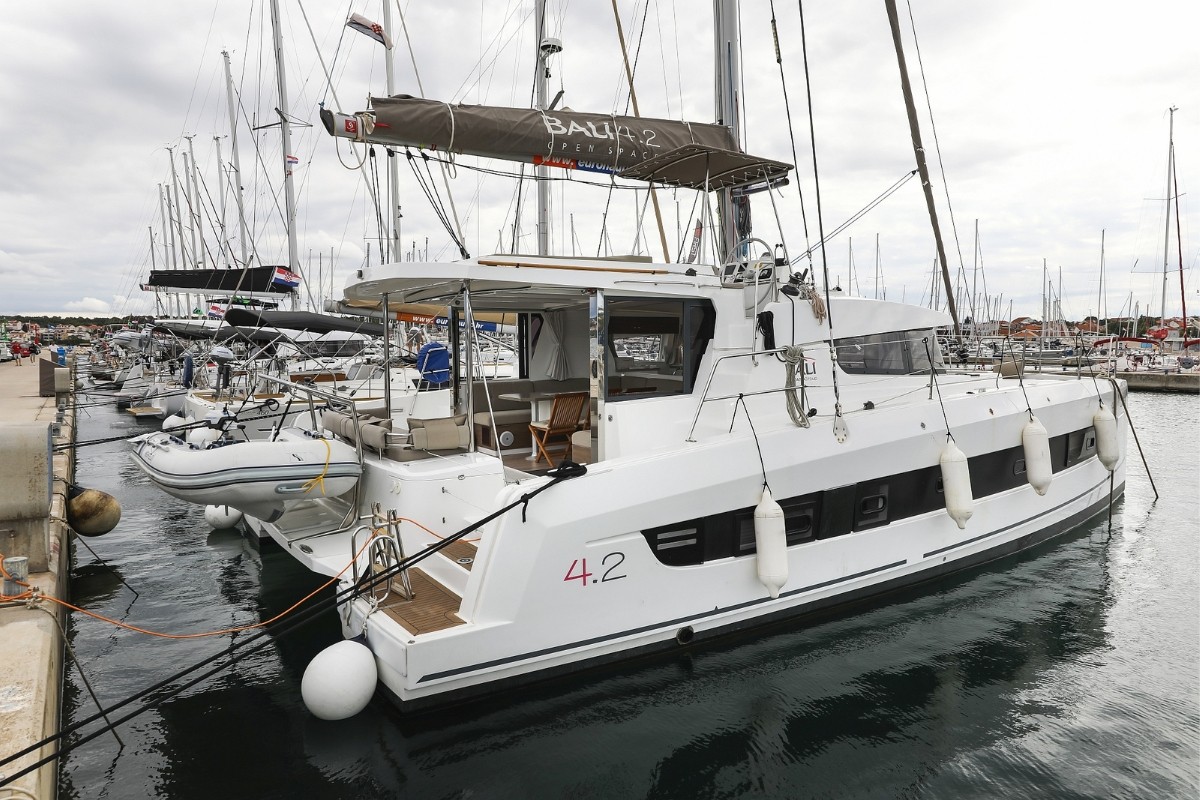 Bali 4.2, Holiday Inn | Yacht Charter Croatia