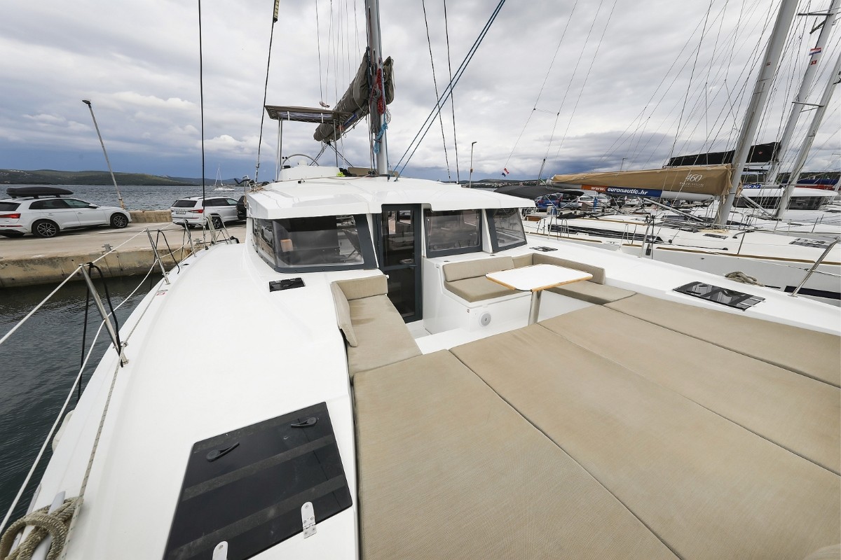 Bali 4.2, Holiday Inn | Yacht Charter Croatia