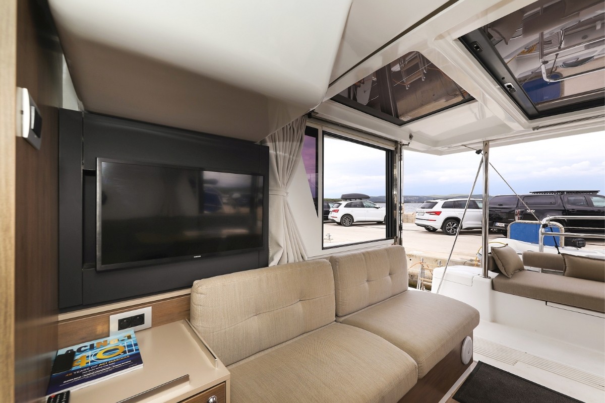 Bali 4.2, Holiday Inn | Yacht Charter Croatia