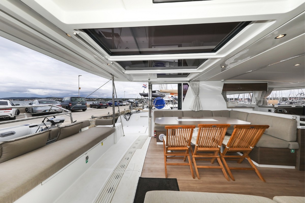 Bali 4.2, Holiday Inn | Yacht Charter Croatia