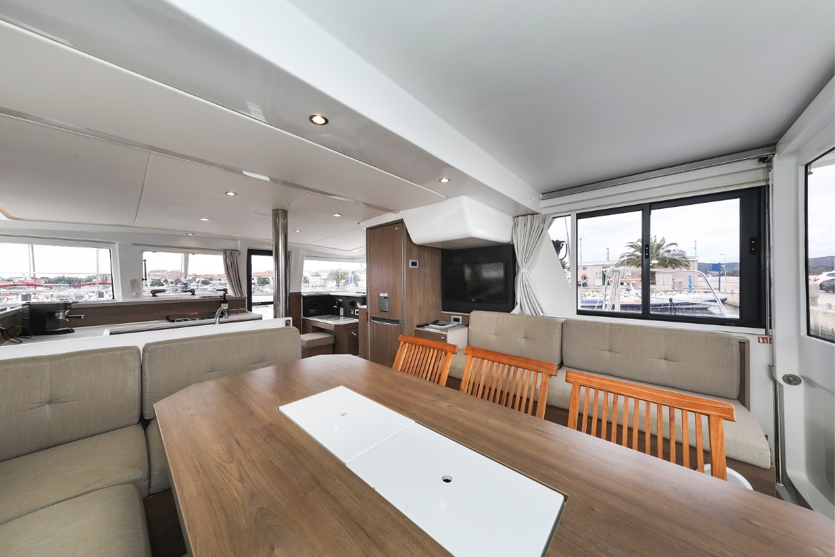 Bali 4.2, Holiday Inn | Yacht Charter Croatia