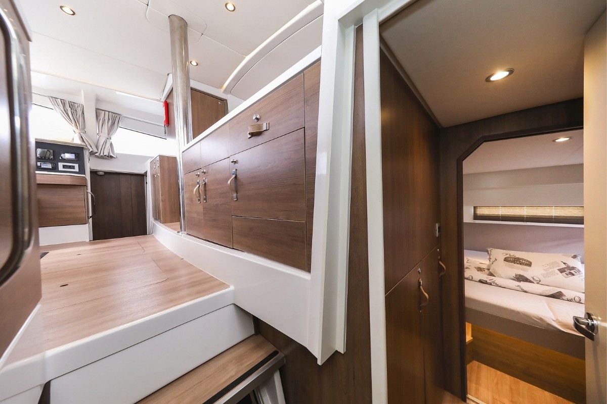 Bali 4.2, Holiday Inn | Yacht Charter Croatia