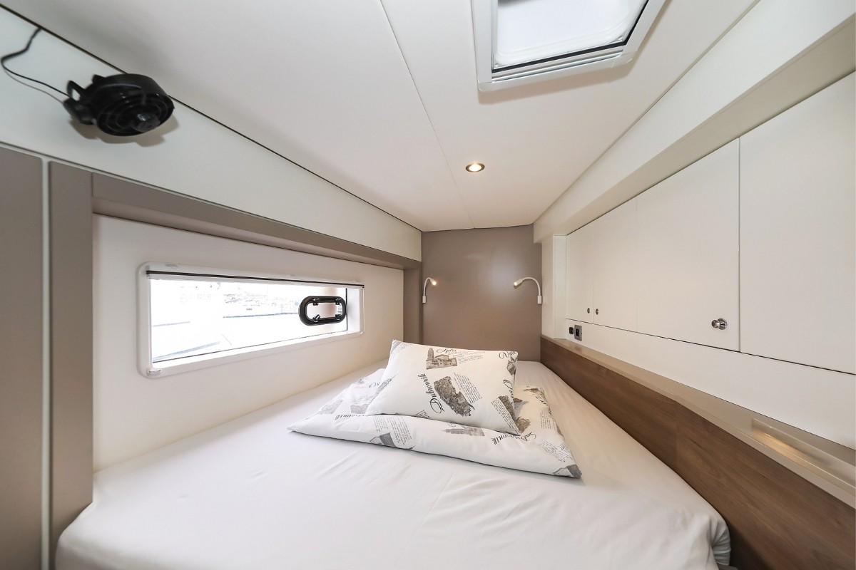 Bali 4.2, Holiday Inn | Yacht Charter Croatia