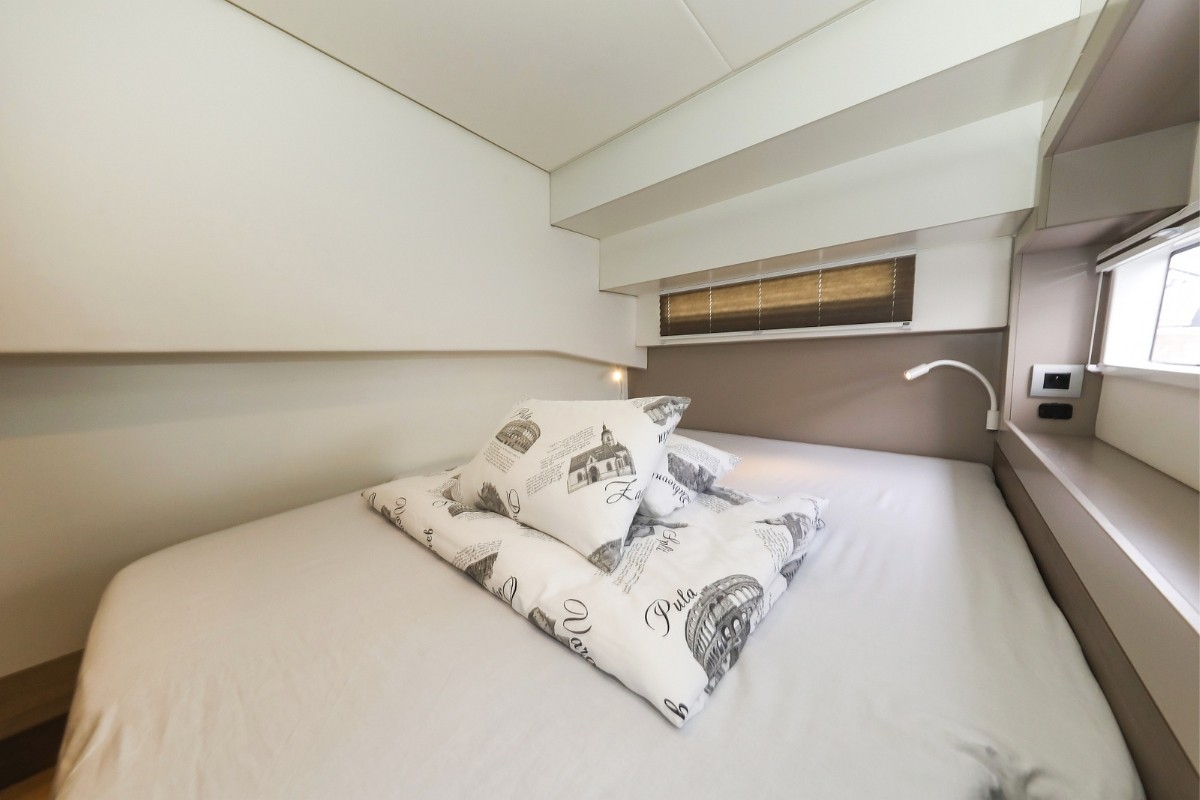 Bali 4.2, Holiday Inn | Yacht Charter Croatia
