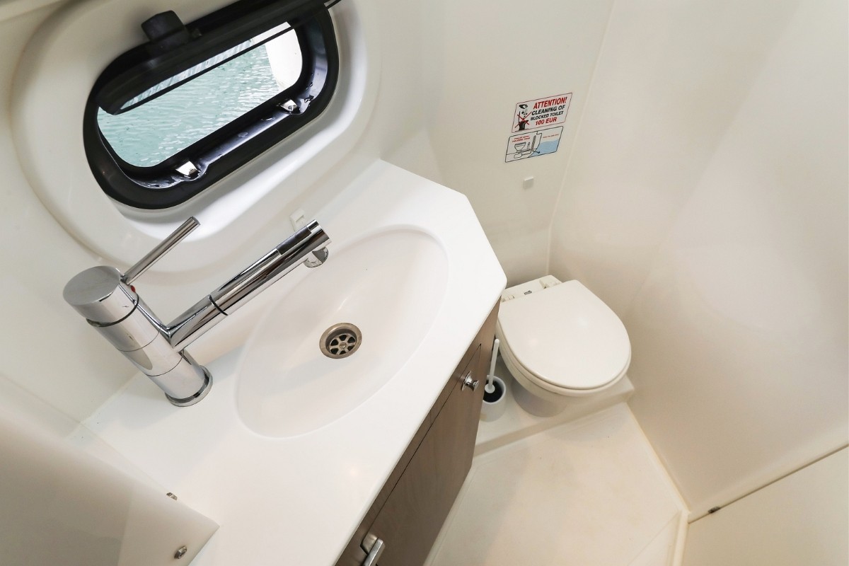 Bali 4.2, Holiday Inn | Yacht Charter Croatia