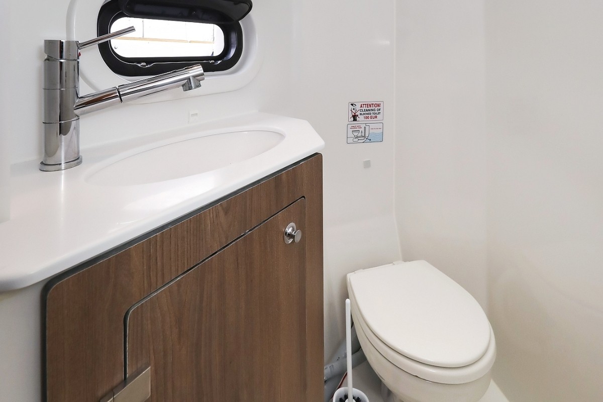 Bali 4.2, Holiday Inn | Yacht Charter Croatia