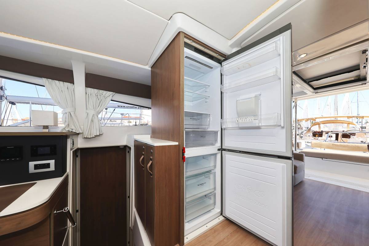 Bali 4.2, Agma | Yacht Charter Croatia