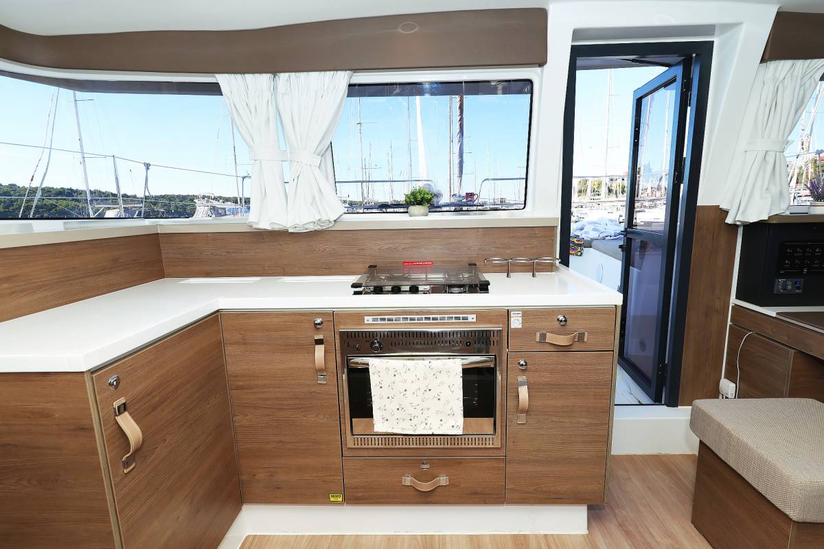 Bali 4.2, Agma | Yacht Charter Croatia