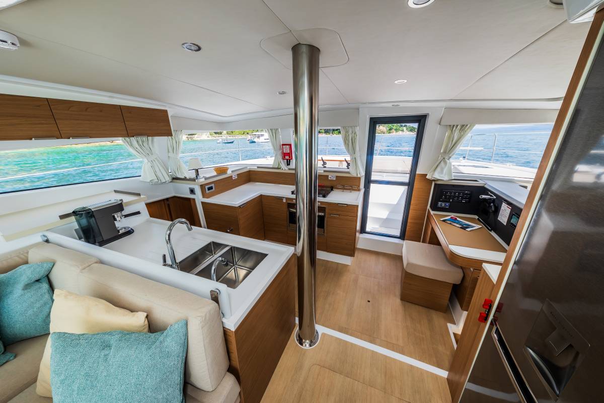 Bali 4.2, Au Soleil | Yacht Charter Croatia