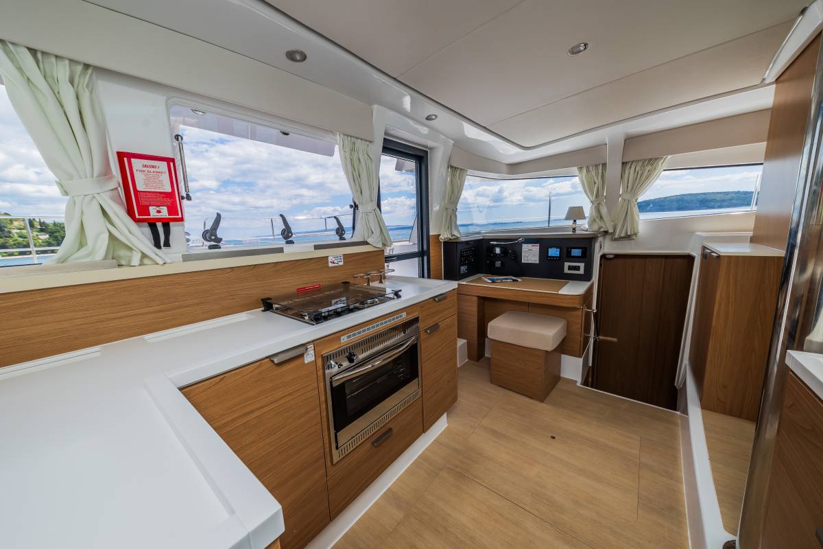Bali 4.2, Au Soleil | Yacht Charter Croatia
