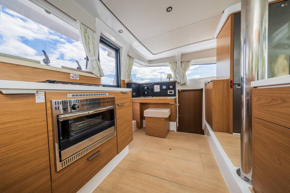Bali 4.2, Au Soleil | Yacht Charter Croatia