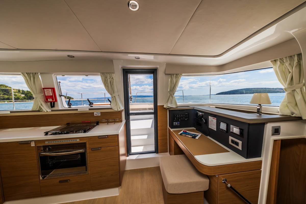 Bali 4.2, Au Soleil | Yacht Charter Croatia