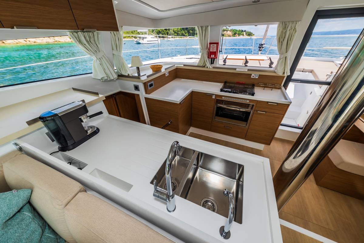Bali 4.2, Au Soleil | Yacht Charter Croatia