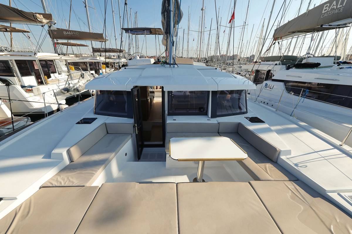 Bali 4.2, Charmant | Yacht Charter Croatia