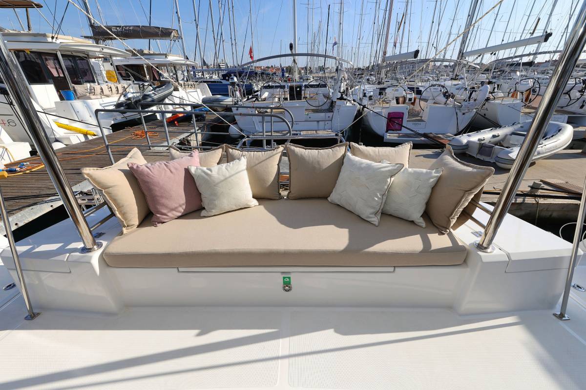 Bali 4.2, Charmant | Yacht Charter Croatia