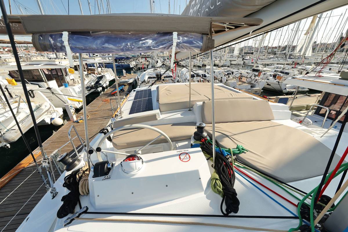 Bali 4.2, Charmant | Yacht Charter Croatia