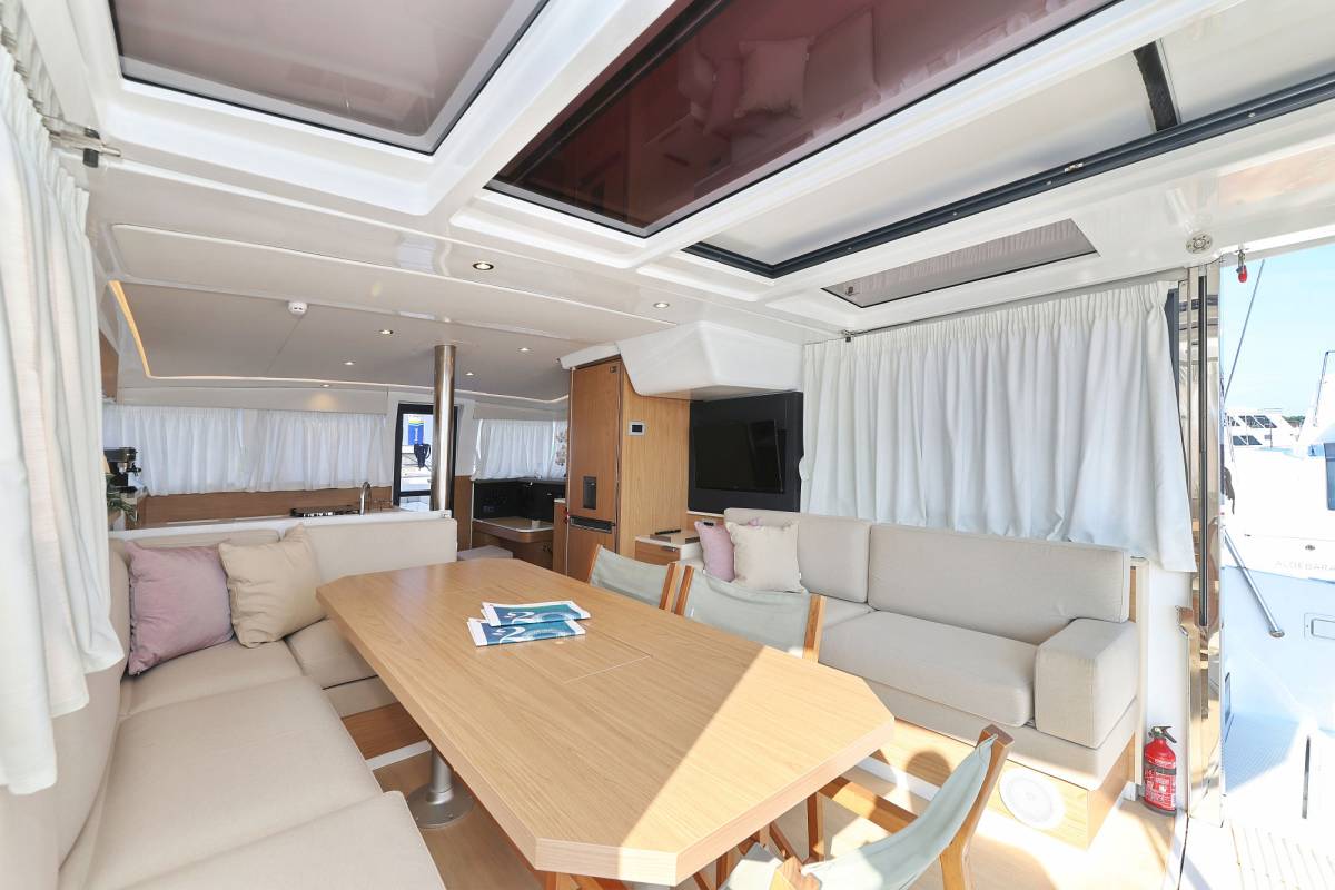 Bali 4.2, Charmant | Yacht Charter Croatia