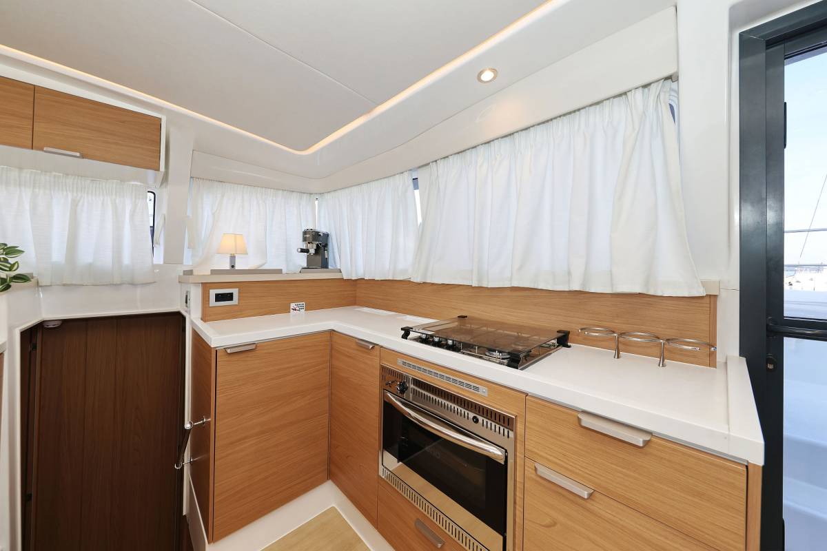 Bali 4.2, Charmant | Yacht Charter Croatia