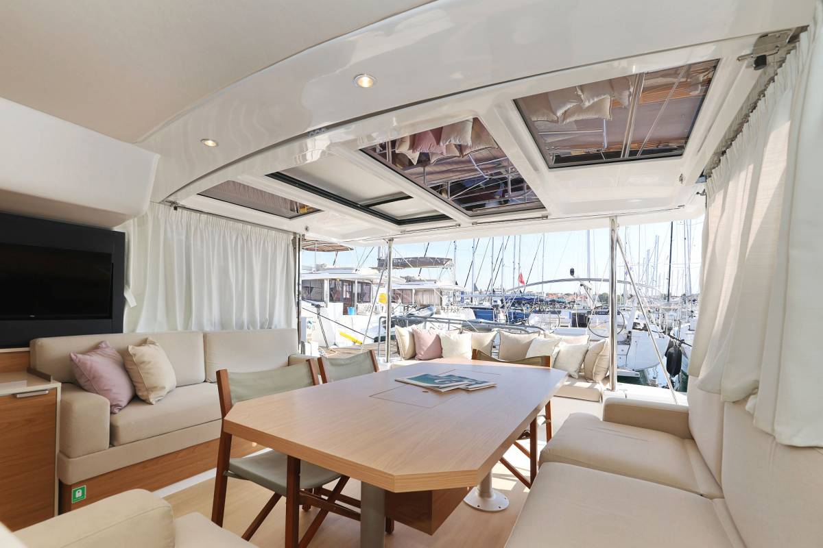 Bali 4.2, Charmant | Yacht Charter Croatia