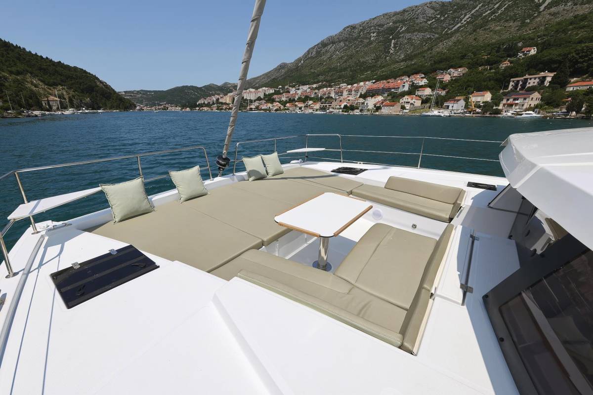 Bali 4.2, Chèrie | Yacht Charter Croatia