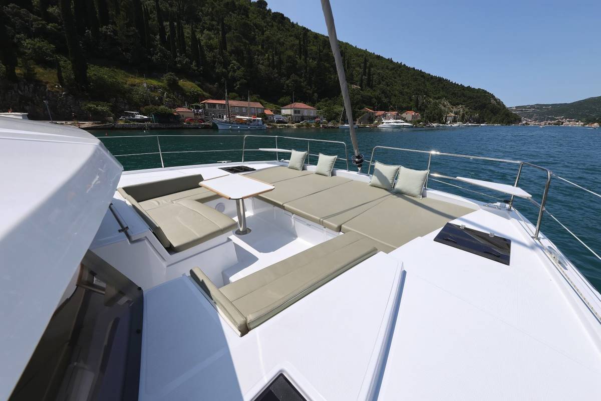 Bali 4.2, Chèrie | Yacht Charter Croatia