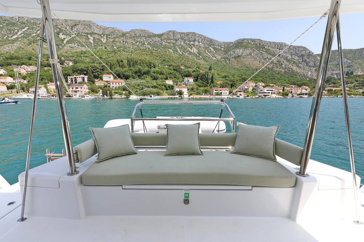 Bali 4.2, Chèrie | Yacht Charter Croatia