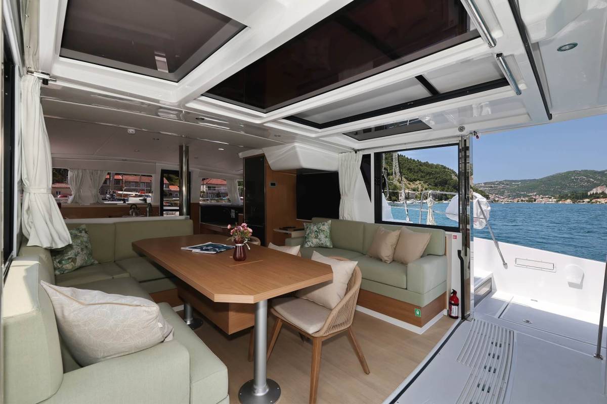 Bali 4.2, Chèrie | Yacht Charter Croatia