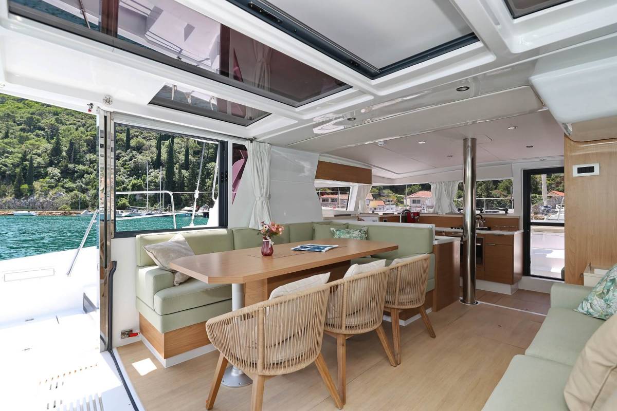 Bali 4.2, Chèrie | Yacht Charter Croatia