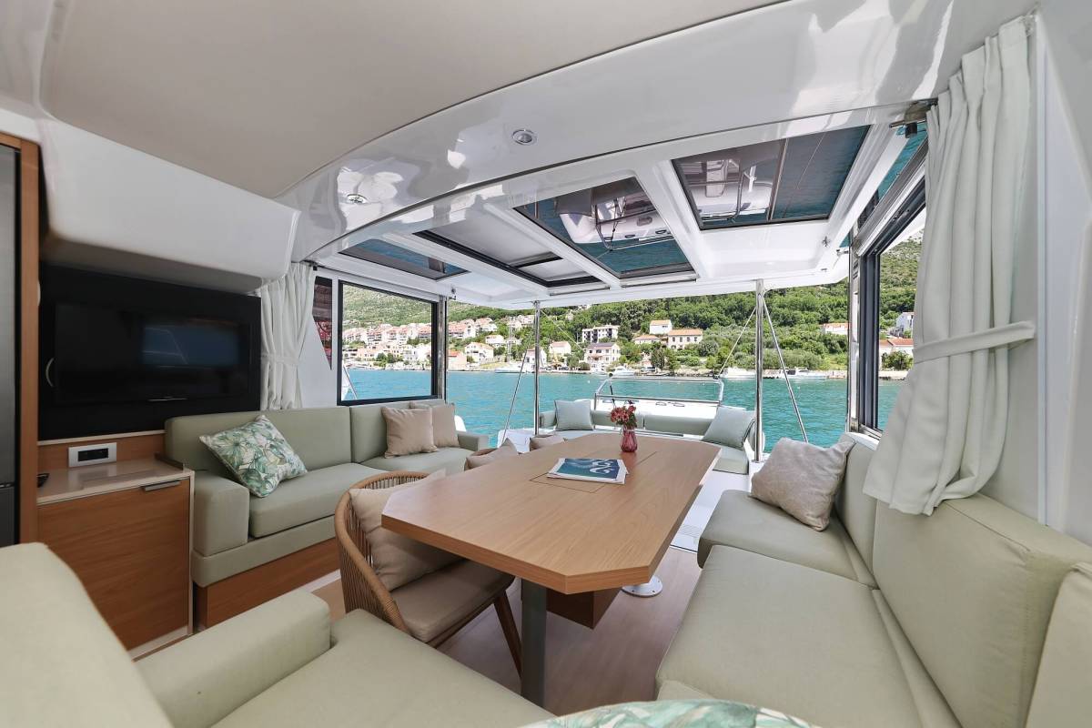 Bali 4.2, Chèrie | Yacht Charter Croatia
