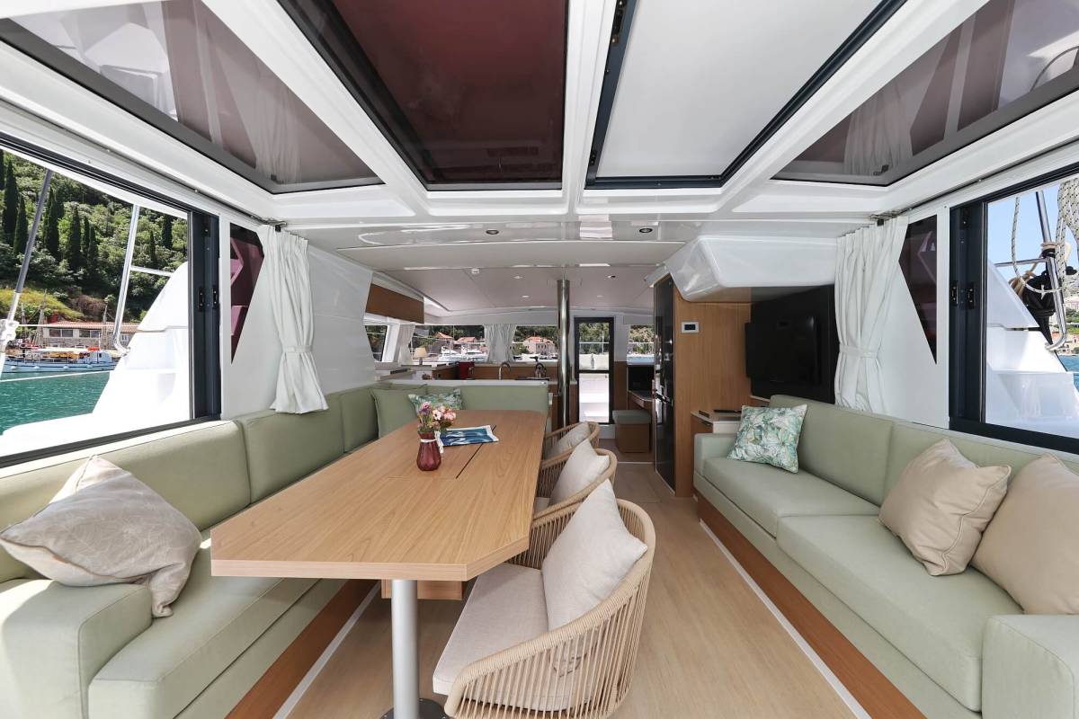 Bali 4.2, Chèrie | Yacht Charter Croatia